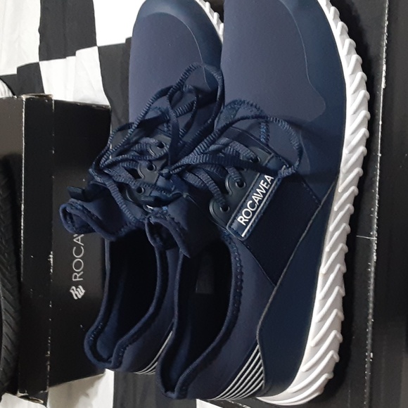 Im selling a blue pair of rocawear walking shoe there very comfortable size11 . - Picture 4 of 8